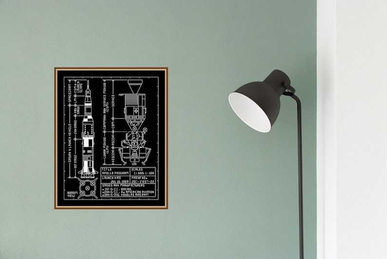 K&ouml;nnte beinhalten: Schwarzwei&szlig;-Illustration im Blaupausen-Stil der Saturn V-Rakete und des Apollo-Mondmoduls. Die Illustration enth&auml;lt technische Details und Spezifikationen f&uuml;r das Apollo-Programm.