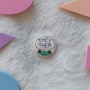 Frog Pronoun Badge - Frog Speech Bubble Pronoun Pin Badge - 1inch/25mm