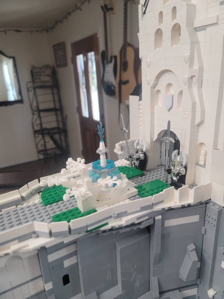 Made a mini Minas Tirith MOC in Lego Architecture style. - lego