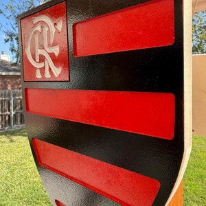 Peut inclure: Un panneau en forme de bouclier noir et rouge avec un logo blanc "CR" dans le coin sup&eacute;rieur gauche. Le bouclier comporte cinq bandes horizontales rouges avec des bordures noires.