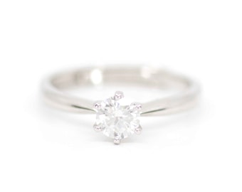 Bague de fiançailles fine et redimensionnable solitaire en moissanite Satinski 0,5 carat