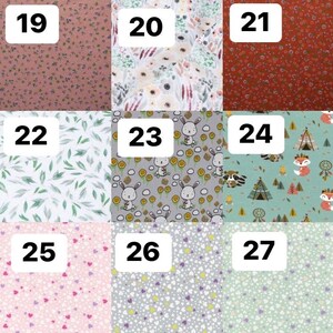 Pode incluir: Amostras de tecido com v&aacute;rios padr&otilde;es. Os desenhos incluem motivos florais, de folhas, coelhos e cora&ccedil;&otilde;es. As cores variam de rosas e verdes suaves a cinzas e brancos, oferecendo uma sele&ccedil;&atilde;o diversificada para projetos de artesanato ou design.