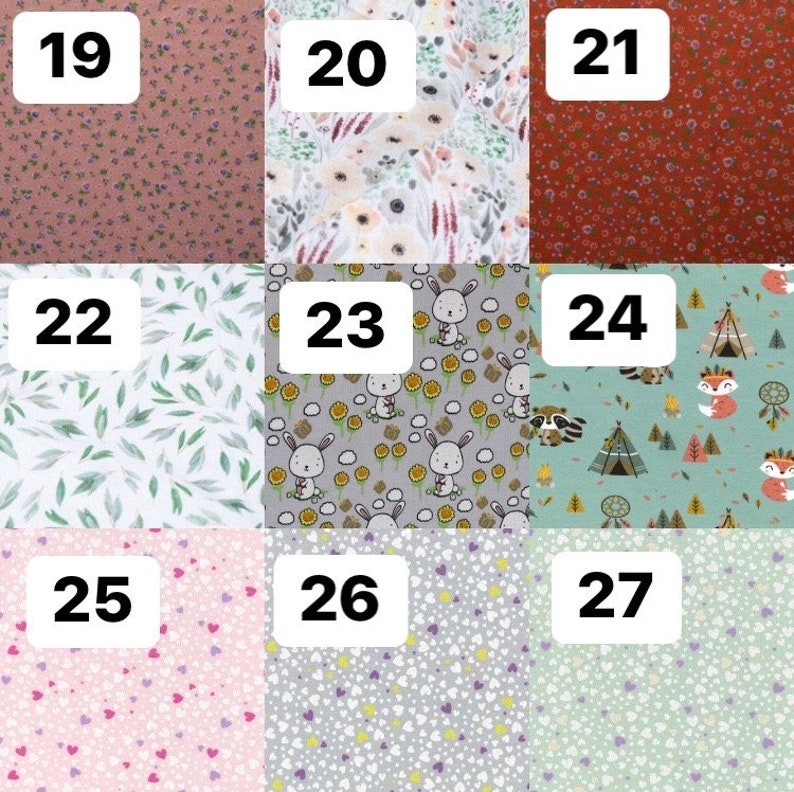 Pode incluir: Amostras de tecido com v&aacute;rios padr&otilde;es. Os desenhos incluem motivos florais, de folhas, coelhos e cora&ccedil;&otilde;es. As cores variam de rosas e verdes suaves a cinzas e brancos, oferecendo uma sele&ccedil;&atilde;o diversificada para projetos de artesanato ou design.