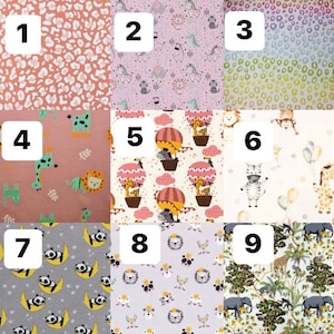 Pode incluir: Nove amostras de tecido com v&aacute;rios padr&otilde;es. Estes incluem estampas de animais, animais de safari, bal&otilde;es de ar quente, pandas em luas e rostos de le&otilde;es. A paleta de cores inclui rosas, verdes, amarelos e cinzas.
