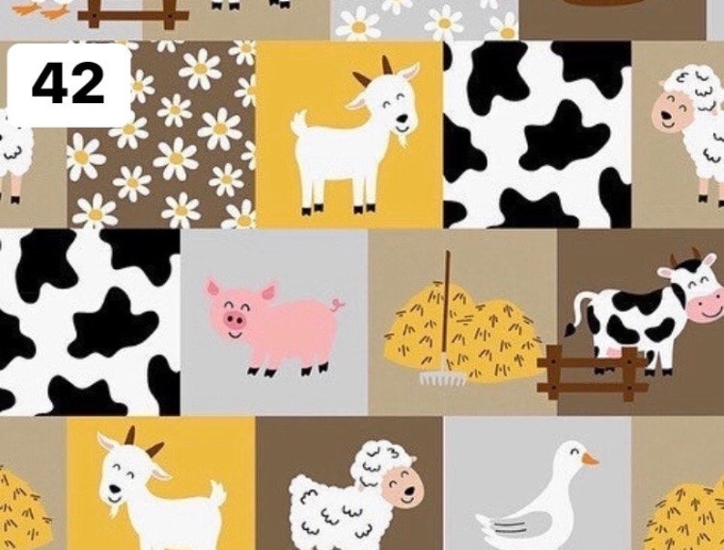 Pode incluir: Um design de patchwork com animais de fazenda e padr&otilde;es florais. O design inclui uma cabra, uma vaca, um porco, uma ovelha e um ganso, juntamente com um monte de feno e uma cerca. O n&uacute;mero "42" est&aacute; em uma caixa branca no canto superior esquerdo.