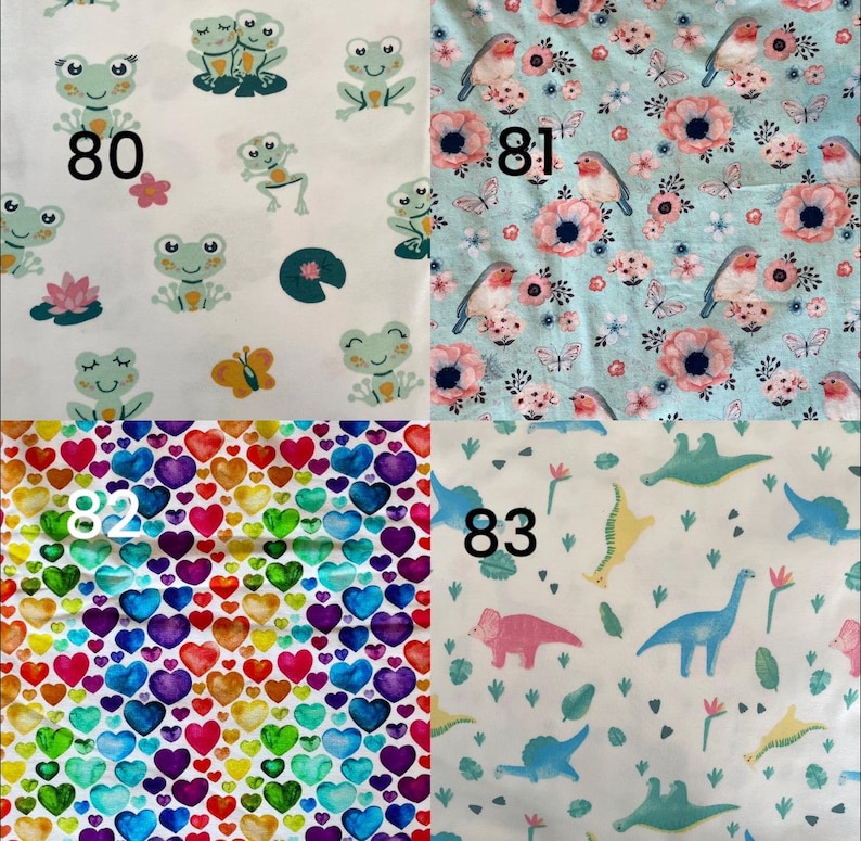 Pode incluir: Quatro amostras de tecido com diferentes padr&otilde;es. Uma apresenta sapos e o n&uacute;mero 80. Outra tem p&aacute;ssaros e flores com o n&uacute;mero 81. Uma terceira mostra cora&ccedil;&otilde;es coloridos com o n&uacute;mero 82. A &uacute;ltima mostra dinossauros e o n&uacute;mero 83.