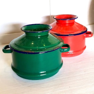 Può includere: Due pentole smaltate vintage con bordo blu. Una pentola è verde e l'altra è rossa.