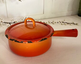 Pentola da cucina vintage in smalto arancione con coperchio