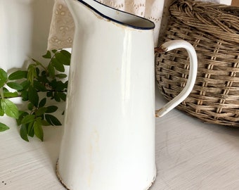 pichet vintage en émail blanc, pichet en émail blanc assez français vintage, décoration de cuisine en émail blanc et bleu, vase en émail rustique