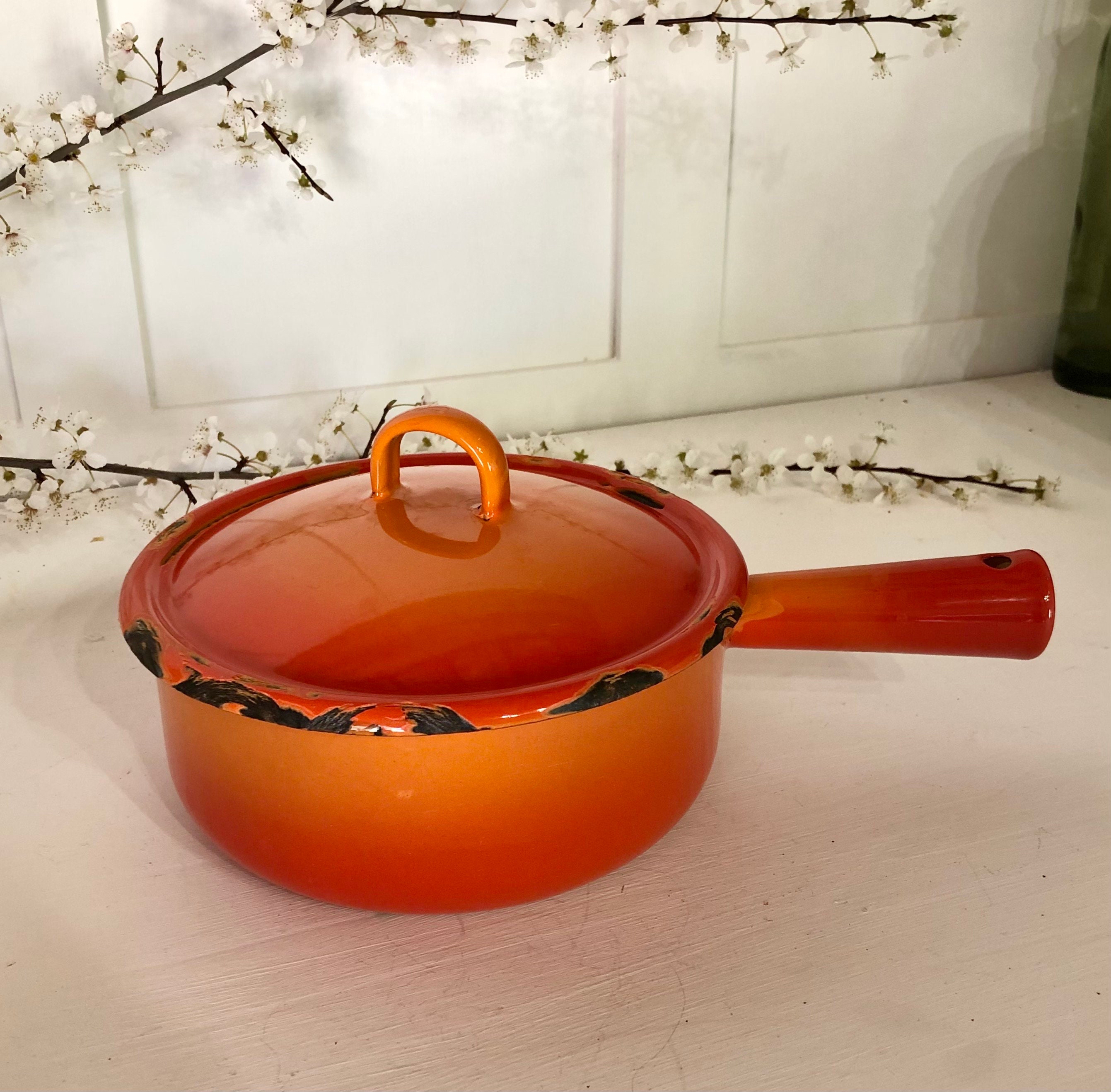 jolie casserole vintage en émail orange, ustensiles de cuisine émail, avec couvercle