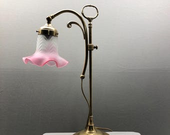Lampada da tavolo vintage francese in ottone: paralume rosa Art Nouveau