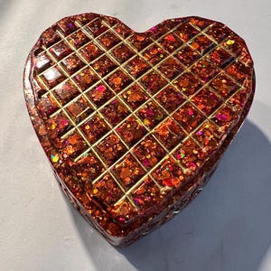 Pot coeur rouge foncé : rangement de bijoux avec bordures dorées