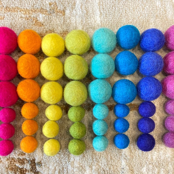 Regenbogen Mix Filzkugel Pom Pom Craft Bundle Mix, Mischgrößen von 1,5cm,2,5cm Kugeln für DIY Basteln, befüllbare Buchstaben, Girlanden & Gay Pride Dekor