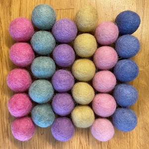 Mezcla de colores pastel, 2,5 cm. 100% pompones de bolas de fieltro de lana nepalí, artesanía DIY/guirnalda/móvil de bebé/letras rellenables/decoración de guardería/dormitorio