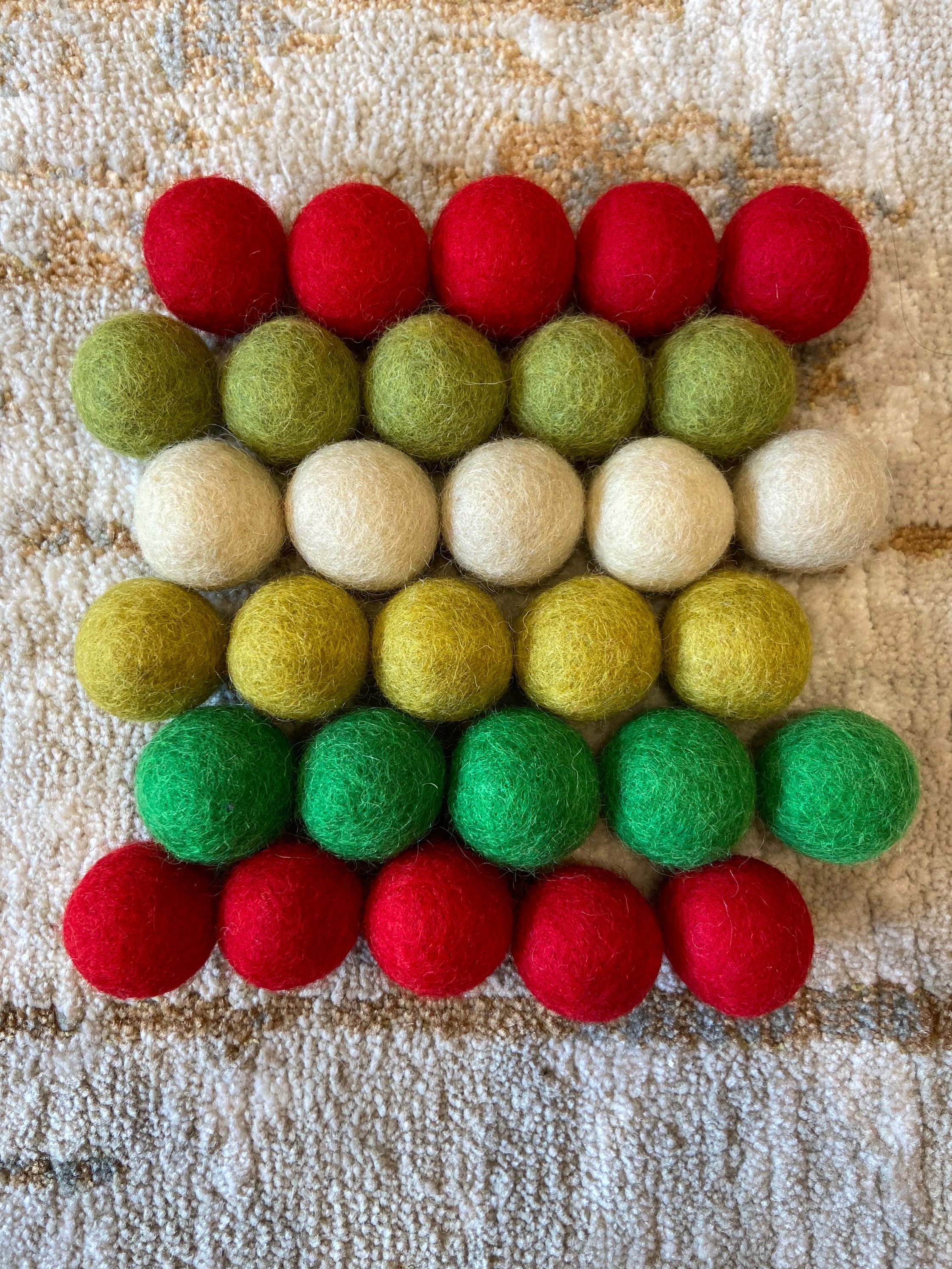 4 Ghirlande Natalizie Con Pompon 9m Totali - Rosso, Bianco E Verde - 30 Palline In Feltro Per Ghirlanda - Decorazione Per Albero, Camino, Casa E Scuola