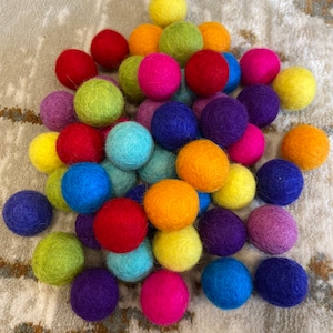 Ramassage et mélange aléatoires 2,5 cm 100% laine du népalais pompons en feutre feutre/ Montessori/jeux sensoriels feutre pompons