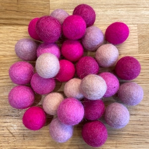 Mezcla Pink Rainbow Blush de 2,5 cm Pompones de bola de fieltro de lana 100% nepalí para niñas Decoración de guardería / dormitorio / guirnalda / bebé móvil / carta rellenable