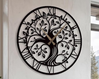Può includere: Un grande orologio da parete circolare in metallo nero con un intricato design ritagliato di un albero con rami e foglie estesi. Il quadrante dell'orologio include numeri romani lungo il bordo e due lancette sottili di colore chiaro.