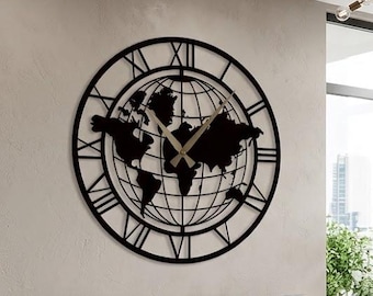 Orologio da parete moderno in metallo con mappa del mondo, grandi numeri romani decorativi e meccanismo silenzioso.