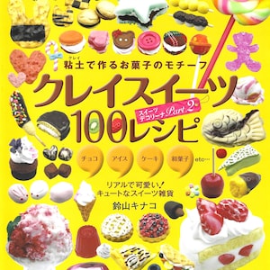 Könnte beinhalten: Ein Buchcover mit gelbem Hintergrund und bunten Bildern von Miniatur-Süßigkeiten aus Ton. Der Titel des Buches lautet "Clay Sweets 100 Rezepte" und der Untertitel lautet "Sweets Deco Part 2".
