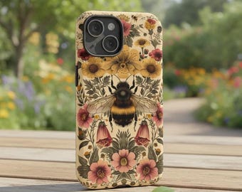 Op de afbeelding: Beige telefoonhoesje met een gedetailleerde illustratie van een hommel omringd door gele, roze en rode bloemen. De hoes heeft een bloemenpatroon en een camera-uitsparing. Het ontwerp doet denken aan vintage botanische kunst.