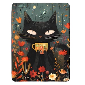 Puede incluir: Una manta rectangular con un gato negro sosteniendo una taza de té amarilla con un diseño floral. El gato está rodeado de flores coloridas en tonos naranja, rojo y blanco sobre un fondo verde oscuro.