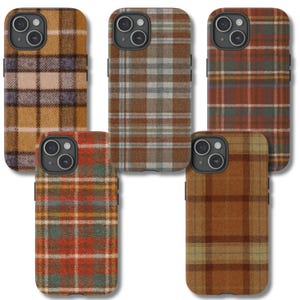 Puede incluir: Cinco fundas para teléfono con diseños de cuadros en varios colores, incluyendo marrón, naranja y verde. Las fundas tienen recortes para la cámara y los botones.