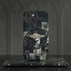Może przedstawiać: Ciemnozielone etui na telefon z kolażem przedstawiającym ilustrację Meduzy. Obraz zawiera tekst "LOOK AT ME" i elementy w stylu vintage. Etui ma błyszczące wykończenie i wycięcie na aparat.