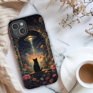 Op de afbeelding: Een zwarte telefoonhoes met een kleurrijk bloemenontwerp. Een zwarte kat zit op een rand en kijkt naar een UFO in de lucht. De hoes heeft een uitsparing voor de camera van de telefoon.