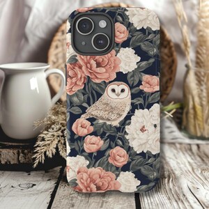 Könnte beinhalten: Eine Handyhülle mit dunkelblauem Hintergrund, auf der ein weißer Eule auf einem Zweig mit rosa und weißen Blumen sitzt.