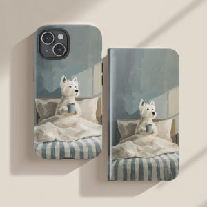 Könnte beinhalten: Handyhülle und Brieftaschenetui mit einer Illustration eines weißen Hundes im Bett, der eine Tasse hält. Die Hüllen haben ein hellblaues und weißes Farbschema. Der Hund liegt unter einer weißen Decke auf einem Bett mit blau-weiß gestreiften Laken.
