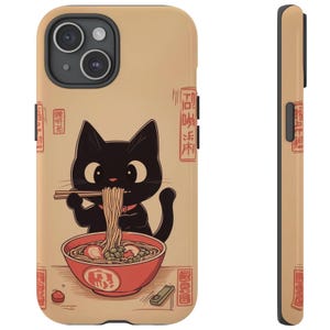 Puede incluir: Un gato negro con ojos grandes está comiendo fideos ramen de un tazón rojo. El gato está sentado en una mesa con un fondo marrón. El texto en el fondo dice "下町" en japonés.