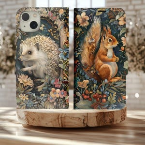 Op de afbeelding: Een telefoonhoesje met een kleurrijk bloemenontwerp met een egel en een eekhoorn. Het hoesje is gemaakt van leer en heeft een textuur.