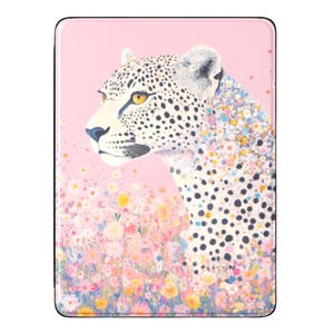 Puede incluir: Un guepardo blanco con manchas negras se encuentra en un campo de flores rosas, amarillas y moradas. El guepardo está mirando hacia la izquierda de la imagen.