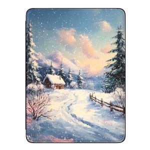 以下が含まれることがあります： 冬の風景画が描かれたタブレットケース。雪道が小さな小屋へと続き、雪に覆われた木々や山々に囲まれ、雪空の下に描かれています。青、白、ピンクの色使いです。