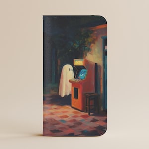 Puede incluir: Funda de teléfono con una ilustración artística de un fantasma jugando a un videojuego de arcade. La máquina recreativa es naranja con la palabra "SOUL" en la parte superior. El fantasma es blanco y el fondo tiene un estilo vintage.