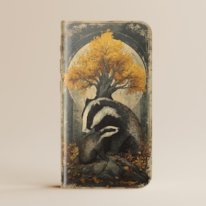 Könnte beinhalten: Handyhülle mit einer Illustration von zwei Dachsen unter einem Baum mit goldenen Blättern. Das Kunstwerk ist vor einem Vollmond und einem strukturierten Hintergrund mit Herbstlaub platziert. Das Design hat einen Vintage-Stil.
