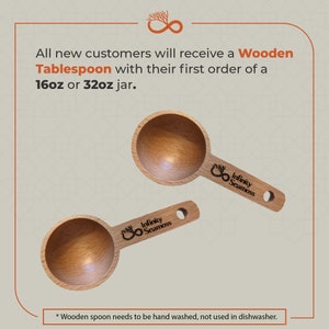 Peut inclure: Deux cuill&egrave;res en bois avec le texte "Infinity Seamoss" grav&eacute; sur les manches. Les cuill&egrave;res sont de 16oz et 32oz.