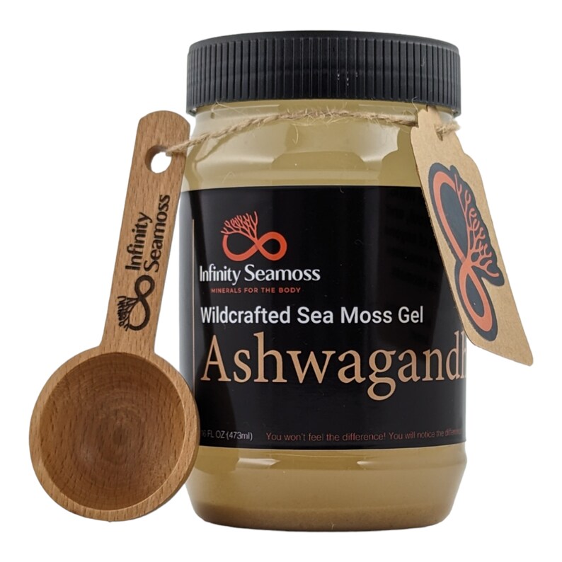 Peut inclure: Un pot en verre de gel brun clair avec un couvercle noir et une &eacute;tiquette en papier brun. Le pot est &eacute;tiquet&eacute; "Infinity Seamoss Wildcrafted Sea Moss Gel Ashwagandha" et est accompagn&eacute; d'une cuill&egrave;re en bois. La cuill&egrave;re porte les mots "Infinity Seamoss" grav&eacute;s dessus.