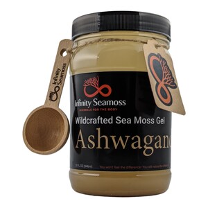 Peut inclure: Un pot en verre de gel brun clair avec une &eacute;tiquette noire qui indique "Infinity Seamoss Minerals for the Body Wildcrafted Sea Moss Gel Ashwagandha 32 FL OZ (946ml) You won't feel the difference! You will notice the difference!" Le pot est muni d'une cuill&egrave;re en bois sur laquelle sont grav&eacute;s les mots "Infinity Seamoss".
