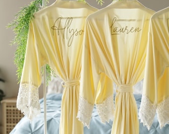 Robes de demoiselle d'honneur personnalisées avec des noms, demoiselle d'honneur, matrone d'honneur, mère des mariés en jaune clair.