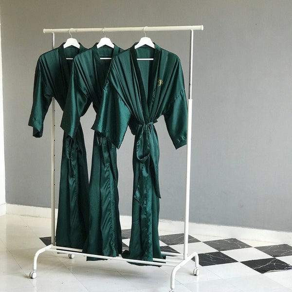 Robes de mariée personnalisées en satin blanc vert émeraude de longueur cheville pour la mère de la mariée, le marié et l'ensemble du cortège nuptiale.