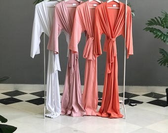 バターのように柔らかいストレッチ素材のブライズメイドローブ。サーモン、コーラル、モーヴのロング丈で、背の高い女性向けのパーソナライズされたローブ。花嫁の母やブライダルパーティーへのギフトにも最適です。