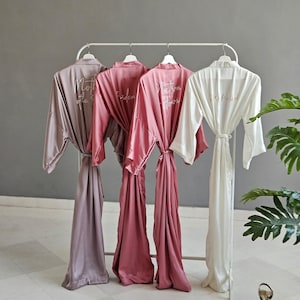 Batas de dama de honor personalizadas en oro rosa en satén suave y sedoso. Largo hasta el tobillo/pantorrilla y talla grande para la madre de la novia. Regalos para despedidas de soltera.