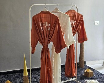 Gepersonaliseerde bruidsmeisjesgewaden in gebrand oranje, wit en diverse kleuren van zijdezacht satijn. Lange enkellengte.