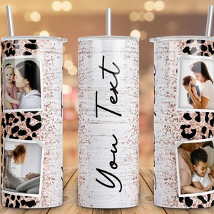 Puede incluir: Un vaso personalizado con un fondo de vetas de madera blanca, detalles de purpurina oro rosa y un estampado de leopardo. El vaso presenta fotos enmarcadas y el texto "You Text". Incluye una pajita plateada.