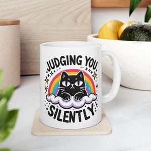 Judging You grappige zwarte kat koffiemok Sassy Cat Lover Gift