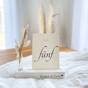 Tischdekoration Hochzeit, Personalisierbare Tischnummern und Karten mit modernem Kartenhalter und Trockenblumen