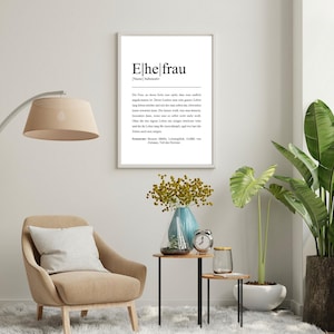 Ehefrau Poster als Bestandteil eines eleganten Wohnambientes. Dekorative Akzente mit Möbeln und Pflanzen. Personalisierbares Geschenk für Frauen, das Stil und Herzlichkeit vereint.