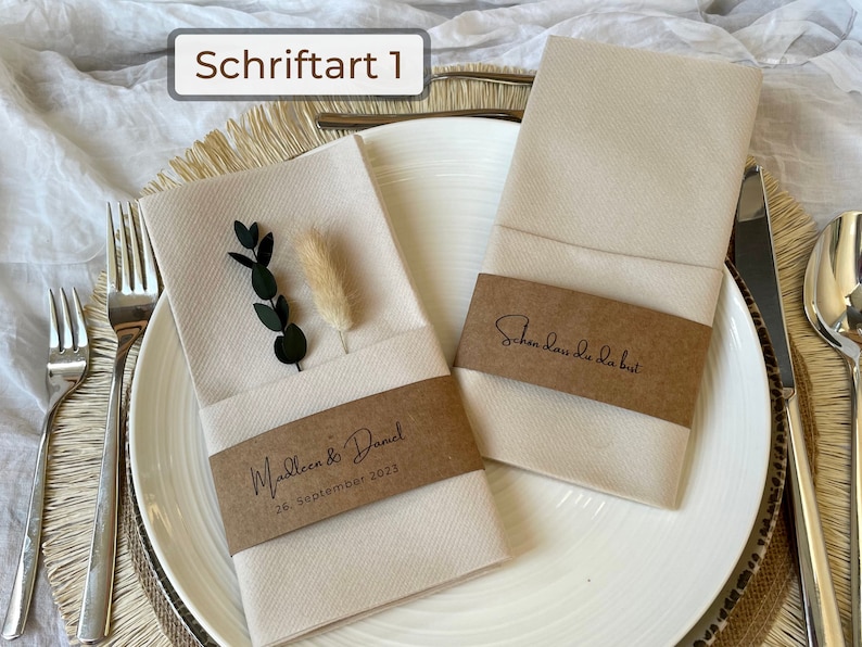 Kraftpapier Banderolen, die um Servietten gebunden sind in einer modernen Schriftart.